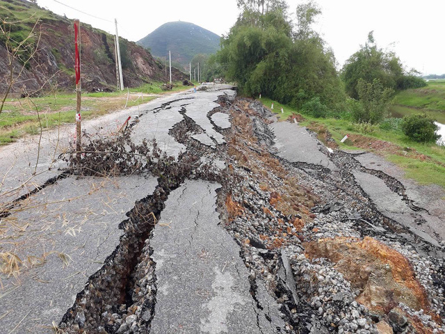 Xã hội - Tiếp tục khoan thăm dò tìm nguyên nhân đường 68 tỷ sạt lở nghiêm trọng