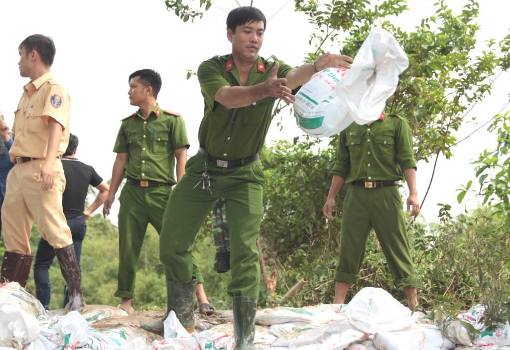 Xã hội - Các chiến sỹ vật lộn dưới dòng nước, gia cố chân đê có nguy cơ vỡ (Hình 12).