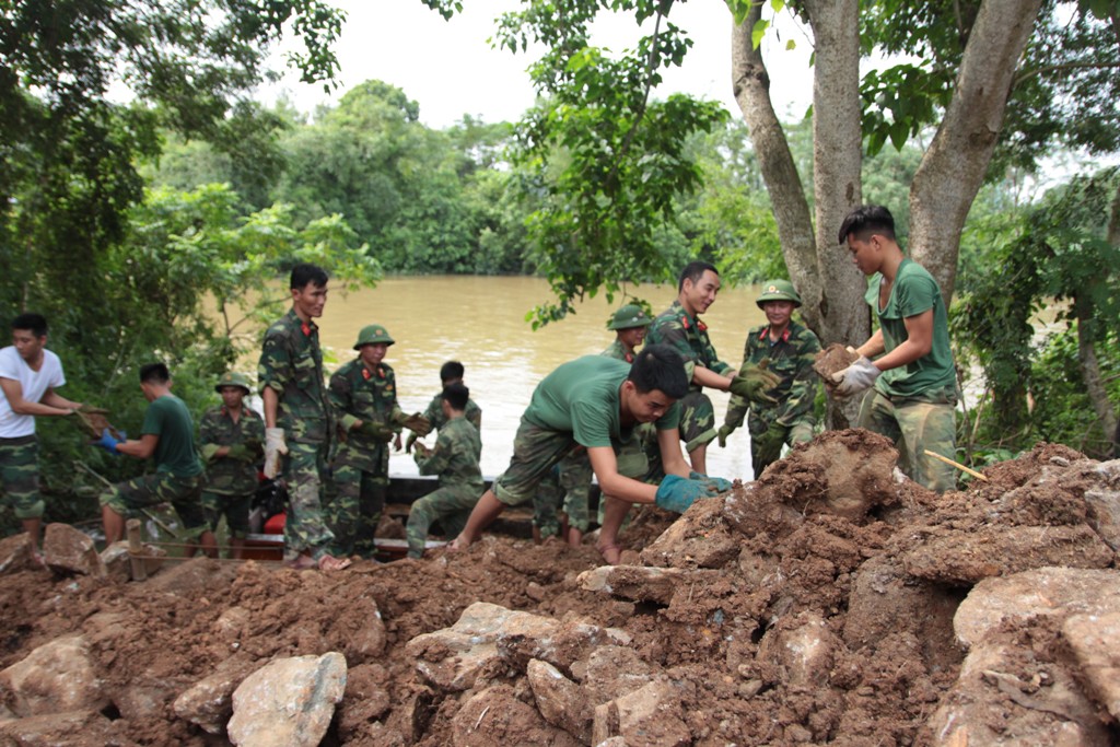 Xã hội - Các chiến sỹ vật lộn dưới dòng nước, gia cố chân đê có nguy cơ vỡ (Hình 3).