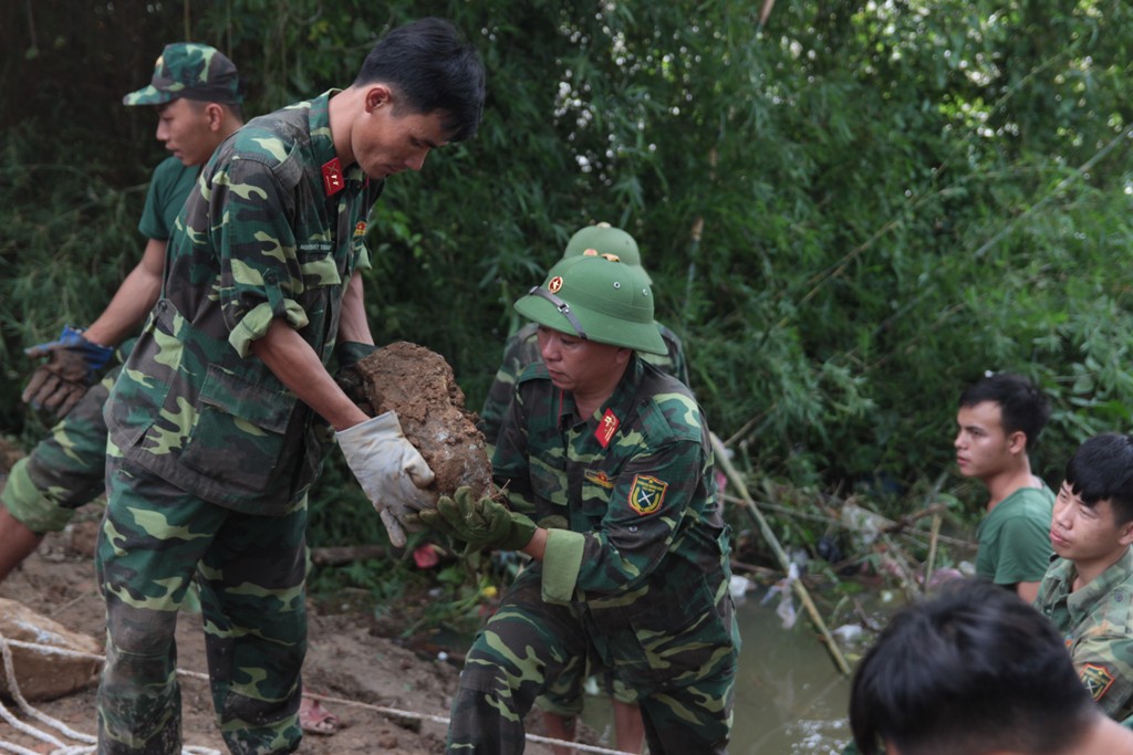 Xã hội - Các chiến sỹ vật lộn dưới dòng nước, gia cố chân đê có nguy cơ vỡ (Hình 5).