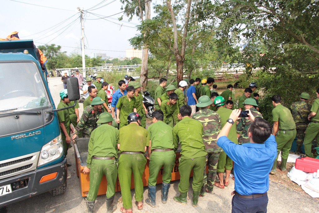 Xã hội - Các chiến sỹ vật lộn dưới dòng nước, gia cố chân đê có nguy cơ vỡ (Hình 6).