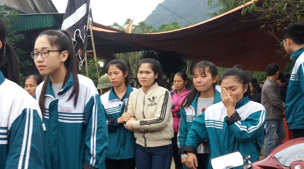 An ninh - Hình sự - Nữ sinh mất tích khi đi chơi với người yêu: Mẹ khóc ngất trong đám tang (Hình 2).