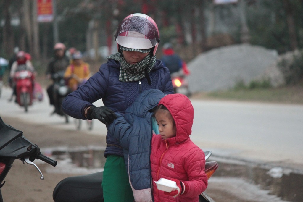 Thậm chí, nhiều phụ huynh còn cho các em mặc thật nhiều áo để chống rét, khi đến cổng trường mới cởi bớt ra.