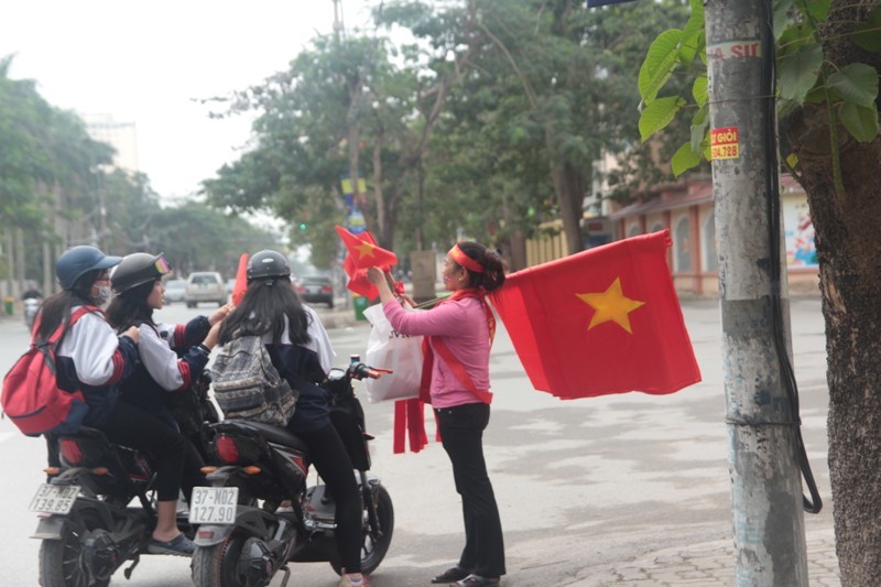 Ghi nhận của phóng viên, một số nơi đang có mưa nhẹ hạt, tuy nhiên không thể cản được tình yêu bóng đá của người dân. Hàng trăm người dân đã sẵn sàng đội mưa mang áo cờ đỏ sao vàng băng rôn tập trung tại các điểm trung tâm để cổ vũ cho đội tuyển.