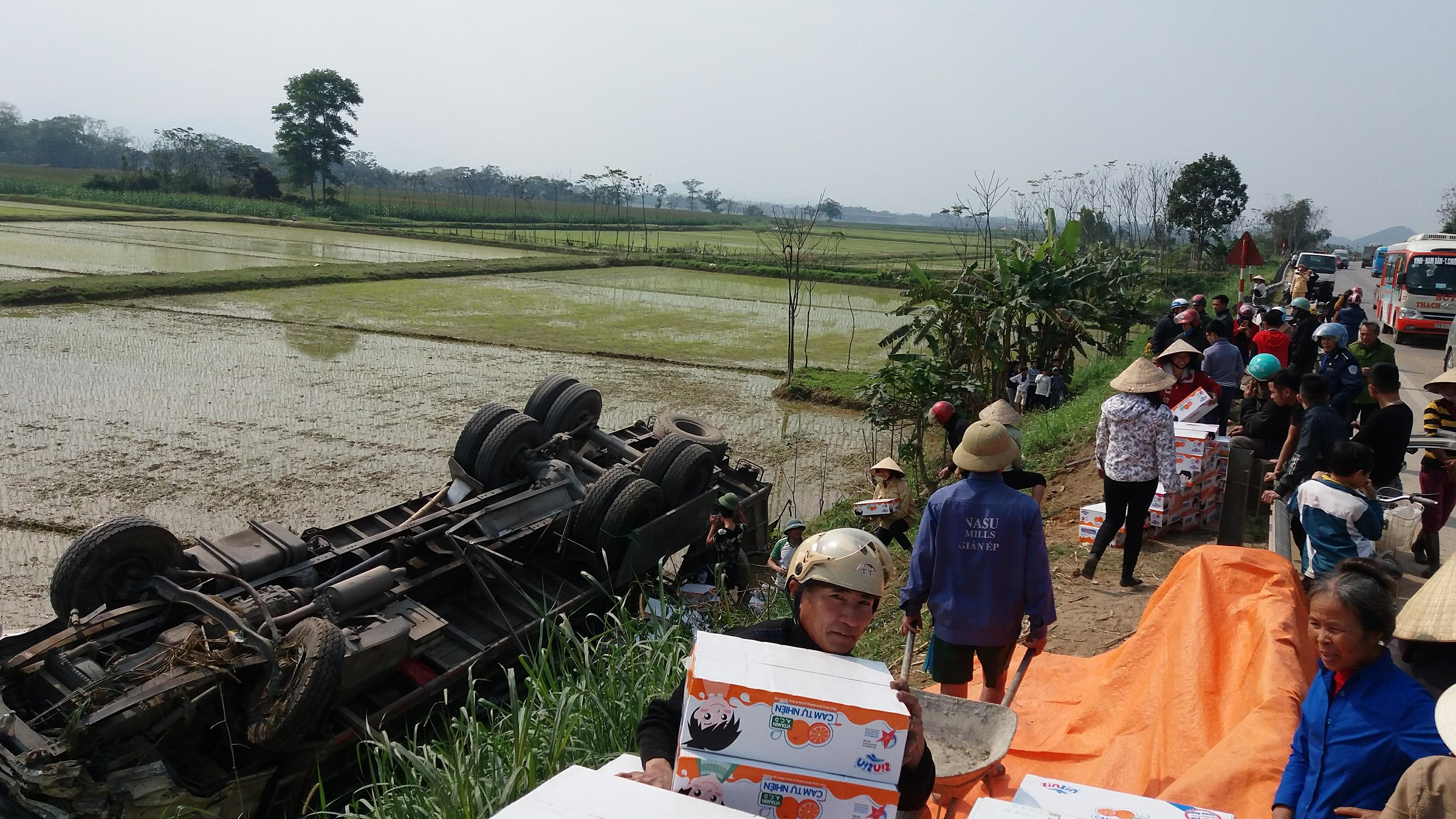 Xã hội - Đâm vào đuôi xe tải, tài xế tử vong trước ngày tiễn ông Công ông Táo (Hình 2).