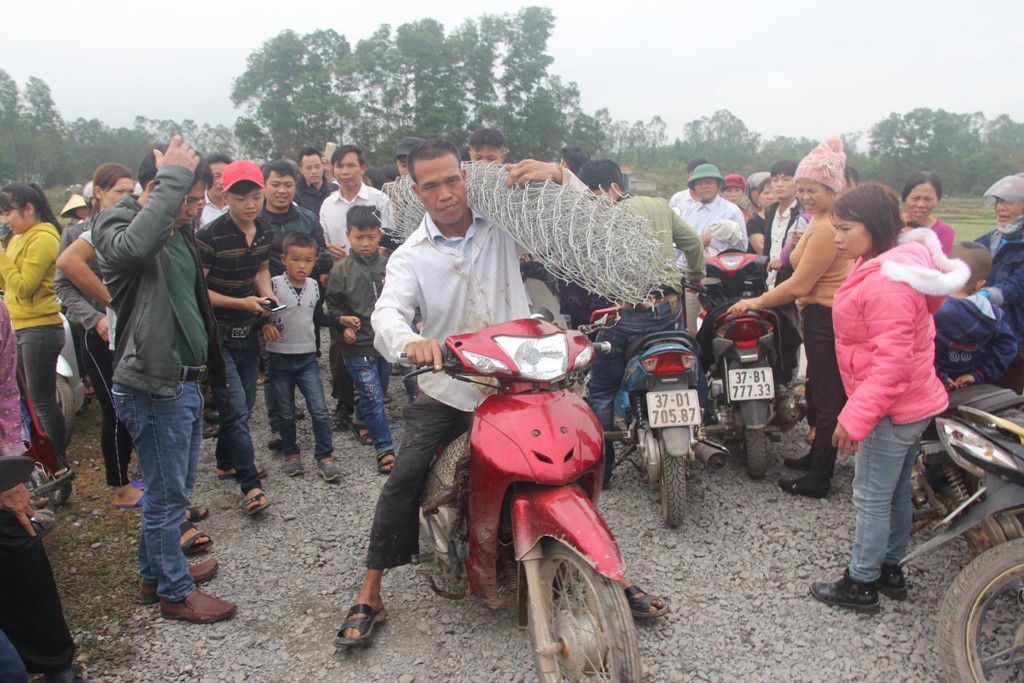 Ông Nguyễn Quang Dũng, Chủ tịch UBND xã Hiến Sơn cho hay, từ lúc xuất hiện thông tin đã cử lực lượng công an xuống làm nhiệm vụ giữ trật tự an ninh. “Chúng tôi đã tích cực giải thích cho người dân không nên đồn thổi, thêu dệt việc xuất hiện cá 