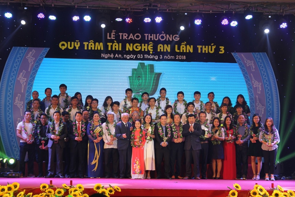 Thể thao - Văn Đức, Xuân Mạnh bị “bao vây” trong lễ trao thưởng quỹ Tâm Tài Nghệ An