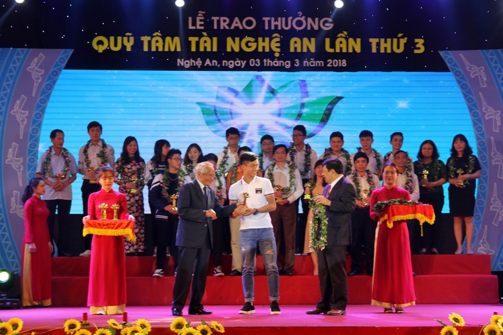 Thể thao - Văn Đức, Xuân Mạnh bị “bao vây” trong lễ trao thưởng quỹ Tâm Tài Nghệ An (Hình 4).