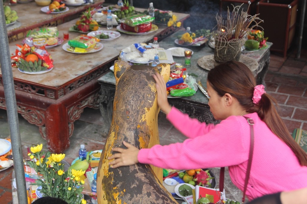 Chưa có cơ sở khoa học khẳng định việc sờ tượng hổ ở chùa Hương Tích có thể chữa bệnh nhưng nhiều người cho biết, sau khi thực hiện việc làm đó thì có cảm giác sảng khoái tinh thần và khỏe lên.