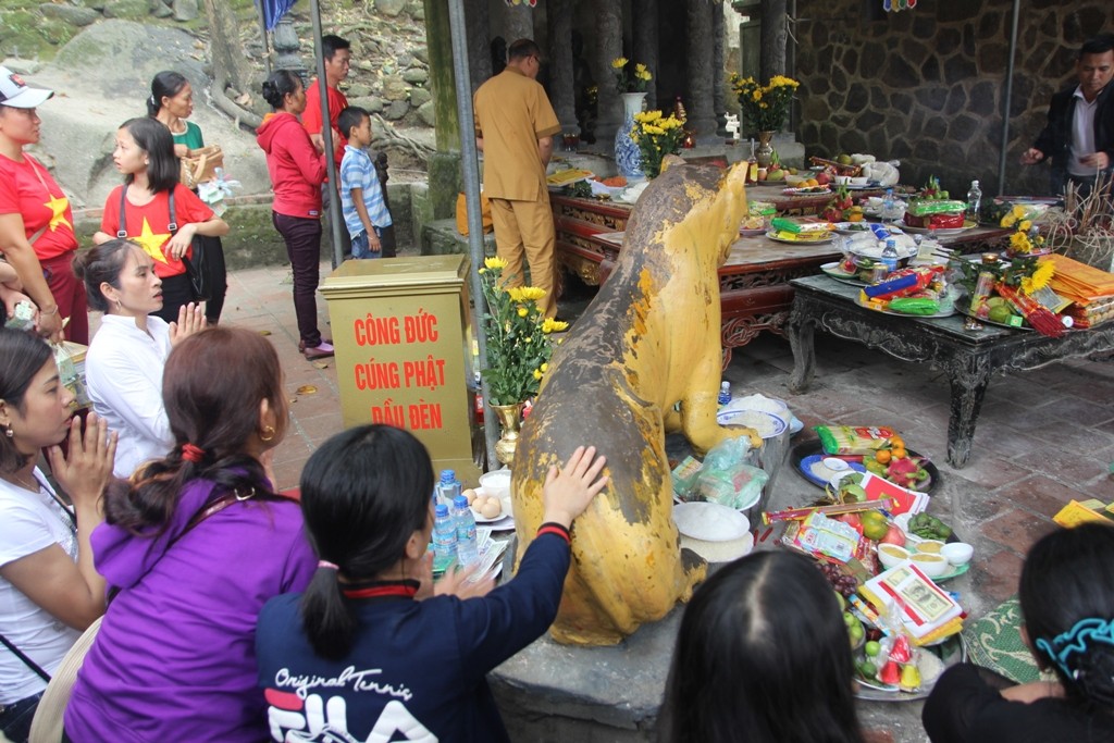 Sau đó, người dân đã dựng một “hổ thần” bằng bê tông, ở tư thế đang nằm nghỉ ngơi. Tượng được đặt ở phía bên phải, theo hướng đi lên khu vực chính điện chùa Hương Tích.