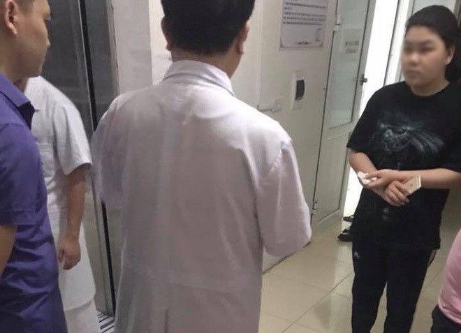 Nuốt phải giấy ăn, cháu bé 21 tháng tuổi tắc phổi, suy hô hấp