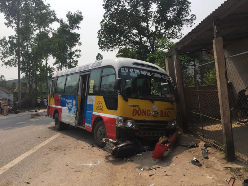 Vụ xe buýt cuốn xe máy 5 người thương vong: Xe buýt chạy đúng tốc độ? (Hình 2).