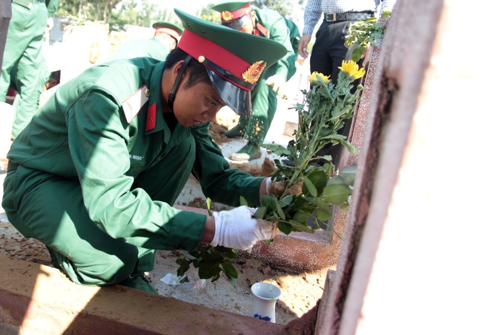 Sau khi làm lễ với những nghi thức trọng thể, 98 hài cốt các liệt sĩ đã được đại diện các cấp, gia đình và người dân an táng.