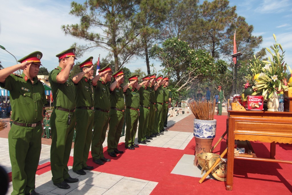 Đại diện các bộ, ban, ngành Trung ương và địa phương đã tổ chức các đoàn đến nghĩa trang liệt sĩ huyện Nghi Lộc dâng hương, dâng hoa lên anh linh các anh hùng liệt sĩ.