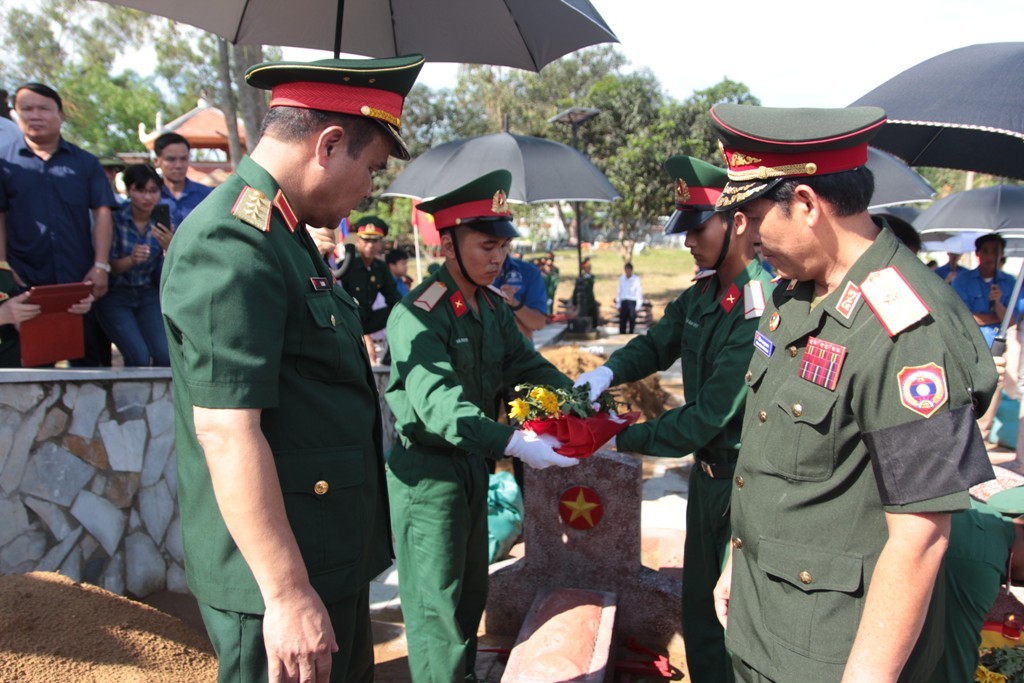 Thượng tướng Lê Chiêm, Thứ trưởng bộ Quốc phòng, Trưởng ban Công tác đặc biệt Chính phủ và Thiếu tướng Si Tha Đuông Ma La, Cục trưởng cục Chính sách, bộ Quốc phòng Lào, Phó ban Công tác đặc biệt của Chính phủ Lào tham gia di chuyển hài cốt liệt sĩ đến vị trí an táng.