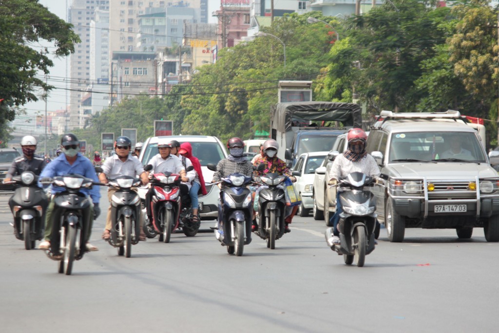 Khu vực Bắc Bộ và Trung Bộ đang trải qua đợt nắng nóng trên diện rộng đợt 2, nền nhiệt luôn trên 38 độ C.