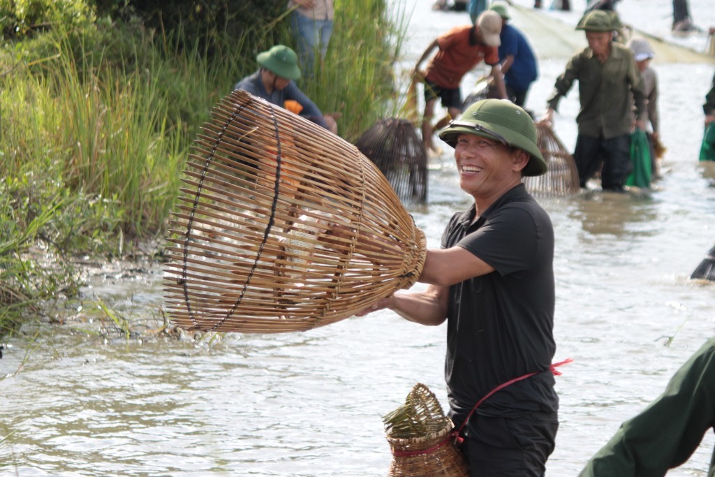 Nếu ai bắt được con cá to thì vừa đưa cá lên vừa hú to để “khoe”, rồi mọi người dân trên bờ dưới nước đều hú theo để tán thưởng một cách hào hứng. 