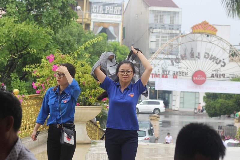 Đến gần trưa, số lượng người đến tham gia ngày càng đông. Cùng với đợt vận động hiến máu trước đó, dự kiến đợt này, chương trình Hành trình đỏ tại TP.Vinh sẽ huy động khoảng 1.200 đơn vị máu, tăng 200 đơn vị máu so với đợt vận động năm 2017.