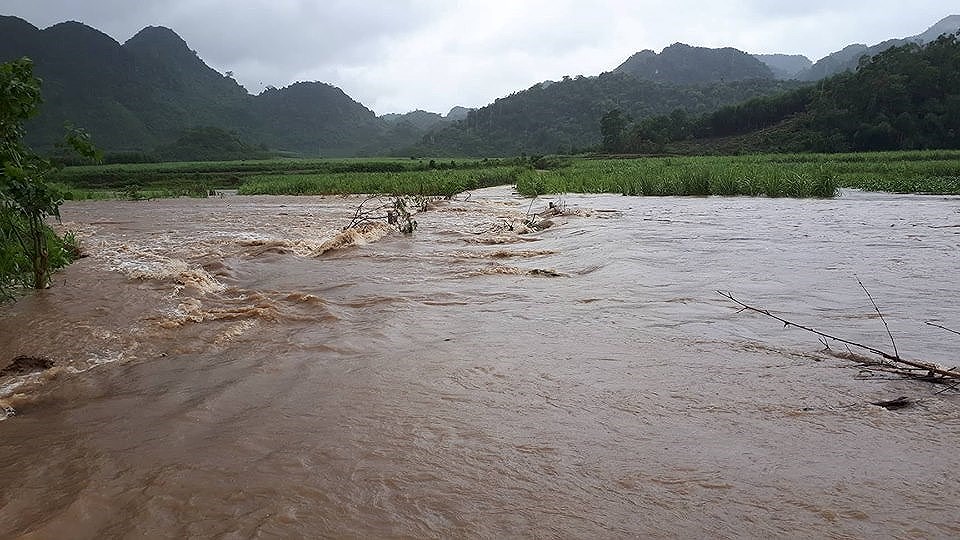 Tin nhanh - Nghệ An: Nhiều địa phương bị cô lập, nguy cơ vỡ hồ đập (Hình 2).