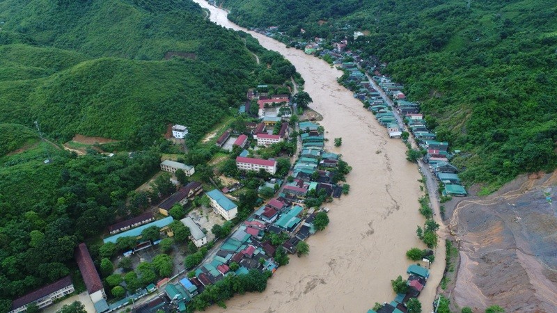 Tin nhanh - Toàn cảnh huyện miền núi ở Nghệ An chìm trong biển nước nhìn từ flycam