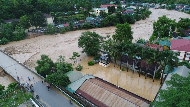 Tin nhanh - Toàn cảnh huyện miền núi ở Nghệ An chìm trong biển nước nhìn từ flycam (Hình 2).