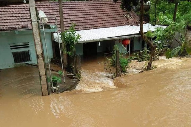 Tin nhanh - Lợn treo lên cao, người lội nước di chuyển do mưa ngập sâu (Hình 5).