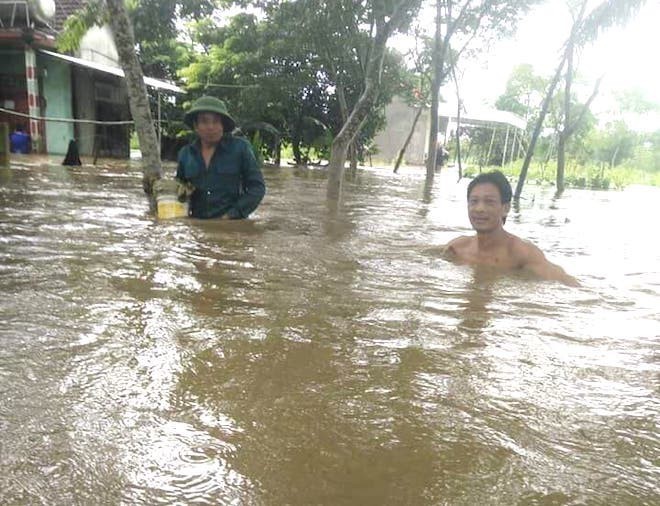 Tin nhanh - Lợn treo lên cao, người lội nước di chuyển do mưa ngập sâu (Hình 6).