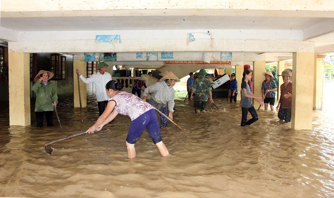 Các thầy cô đang tiến hành dọn dẹp bùn đất