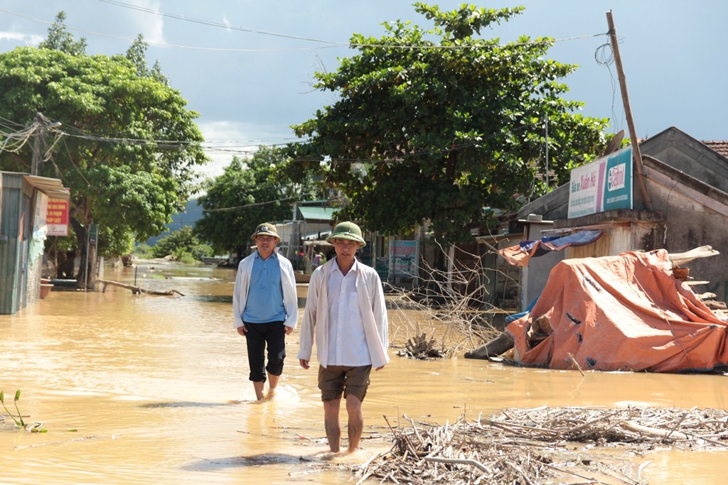 Theo ông Nguyễn Khánh Thành, Chủ tịch UBND xã Thanh Xuân, huyện Thanh Chương cho biết, nước lũ đổ về đã khiến 10/17 xóm bị cô lập hoàn toàn.