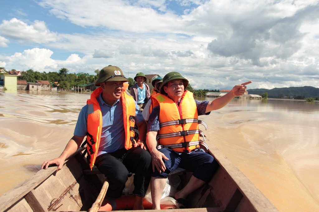 Ông Nguyễn Văn Quế, Chủ tịch UBND huyện Thanh Chương đến vùng lũ lụt để khảo sát và chỉ đạo tình hình.
