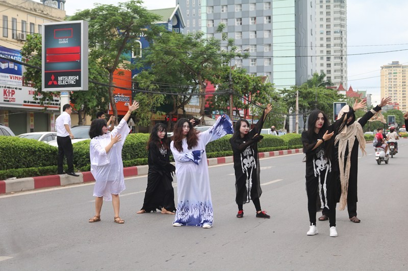 Xi nhan Trái Phải - Nhóm thanh niên cải trang ma quái ngày rằm: Xin ngừng lố bịch.