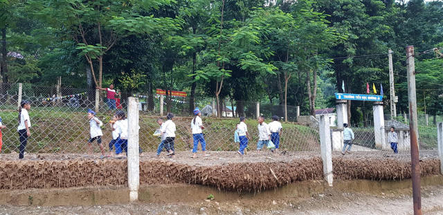 Giáo dục - Niềm vui tột bậc ngày khai giảng tại trường nằm trong vùng rốn lũ ở Nghệ An (Hình 4).