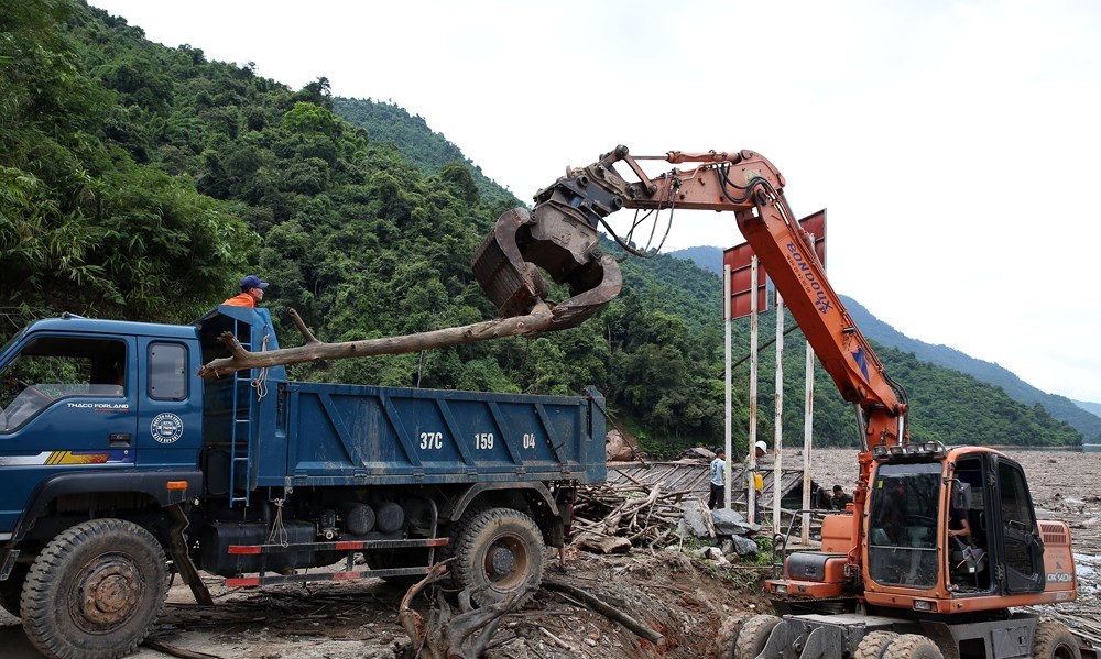 Môi trường - Kéo dài thời gian dọn rác hồ Bản Vẽ, người dân khốn khổ  (Hình 3).