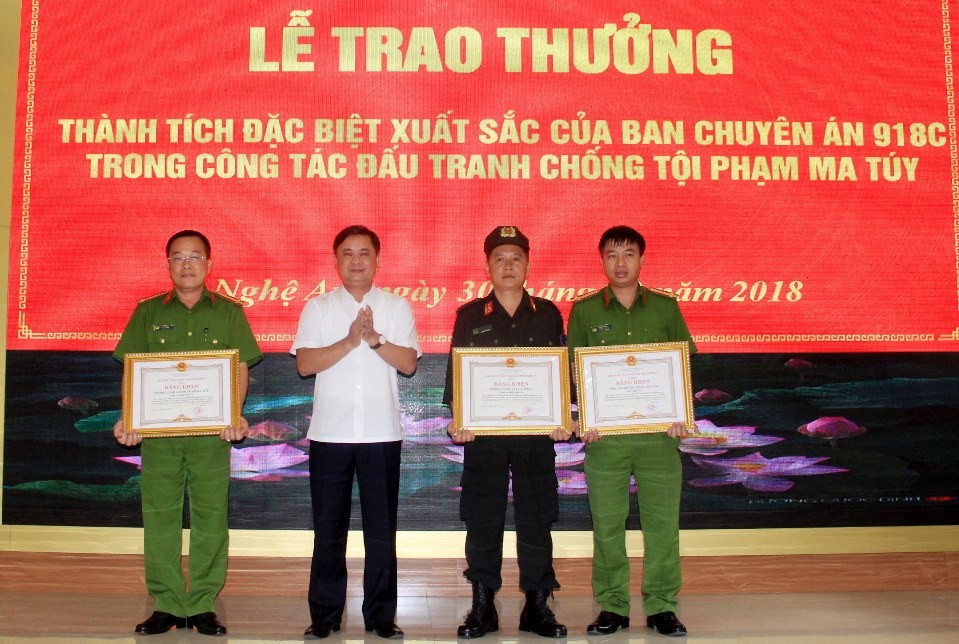 An ninh - Hình sự - Trao thưởng Ban chuyên án đấu súng, tiêu diệt trùm ma túy trong đêm (Hình 2).