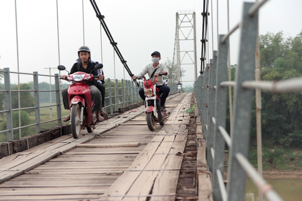 Mỗi ngày có hơn 200 em học sinh THPT của xã Nghĩa Bình phải trực tiếp đi qua cầu treo để đi học ở trường dân tộc nội trú Tân Kỳ.