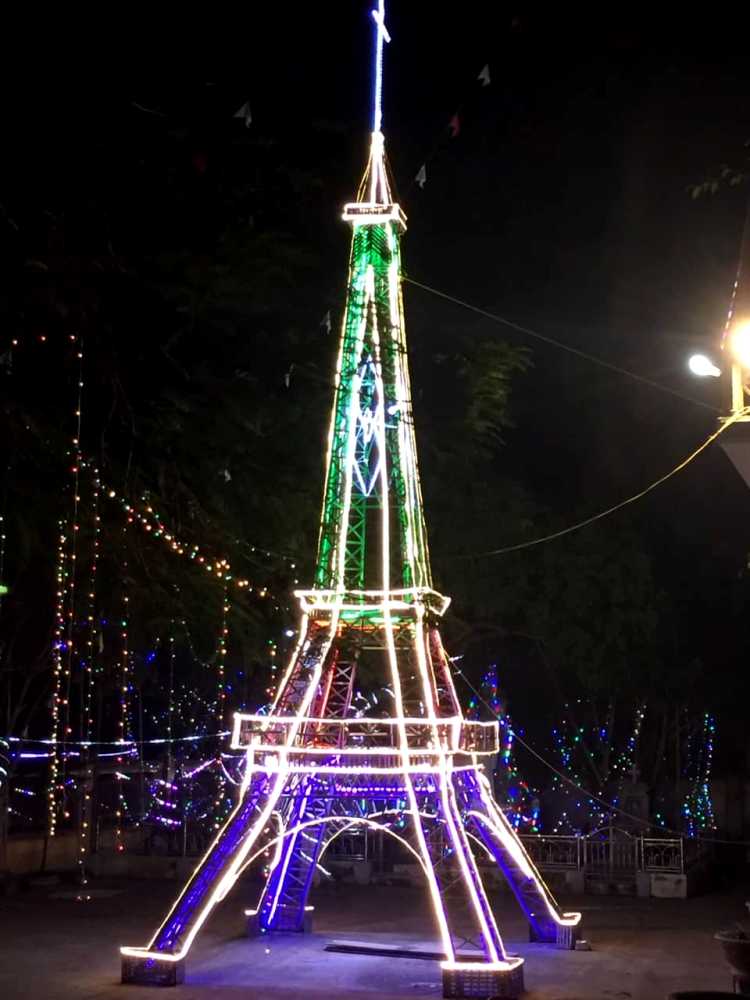 Cho đến thời điểm hiện nay, cơ bản tháp Eiffel tre đã hoàn thành. Các buổi tối 2 anh đã bật sáng điện để phục vụ người dân. Đây là công trình độc đáo mà các anh muốn đem lại cho bà con giáo xứ, với hi vọng một mùa Noel an lành.