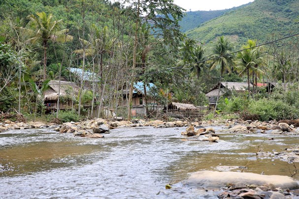 Tin nhanh - Nghệ An: Bản làng chung tay di dời nhà để đón Tết, tránh nguy cơ lũ quét