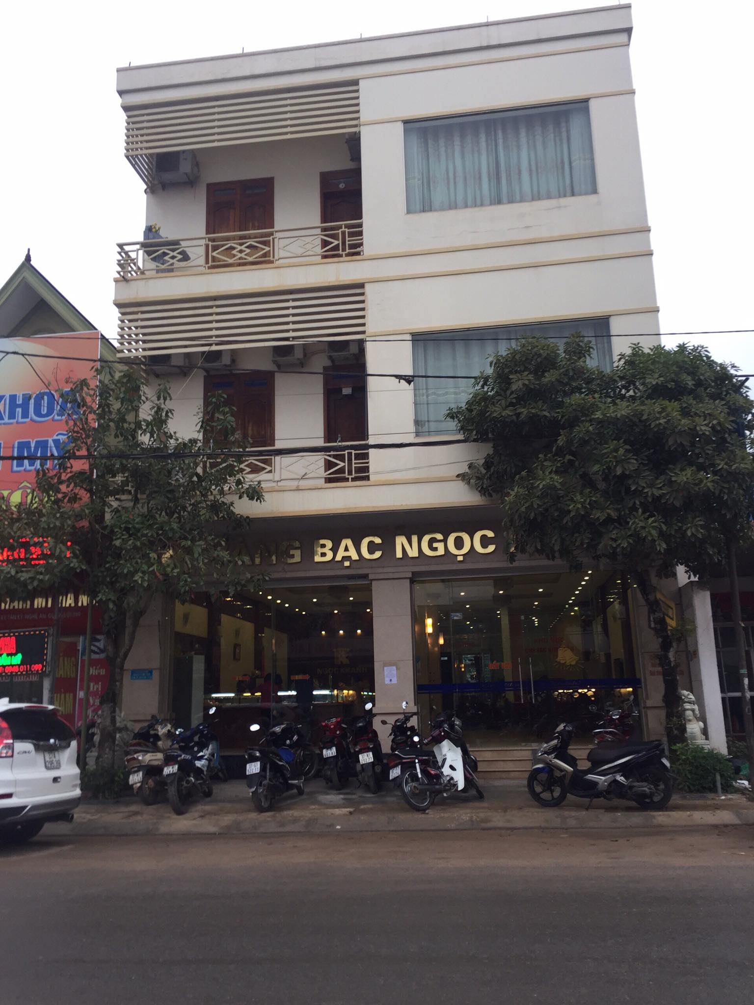 An ninh - H&igrave;nh sự - Lộ diện kẻ  đột nhập tiệm v&agrave;ng &ldquo;khoắng&rdquo; t&agrave;i sản trị gi&aacute; 700 triệu đồng (H&igrave;nh 2).