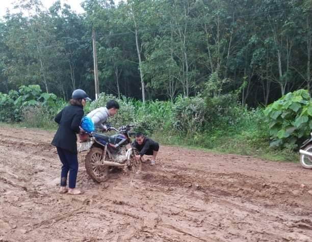 Giáo dục - Đến trường mùa mưa, học sinh “bì bõm” lội bùn đi học