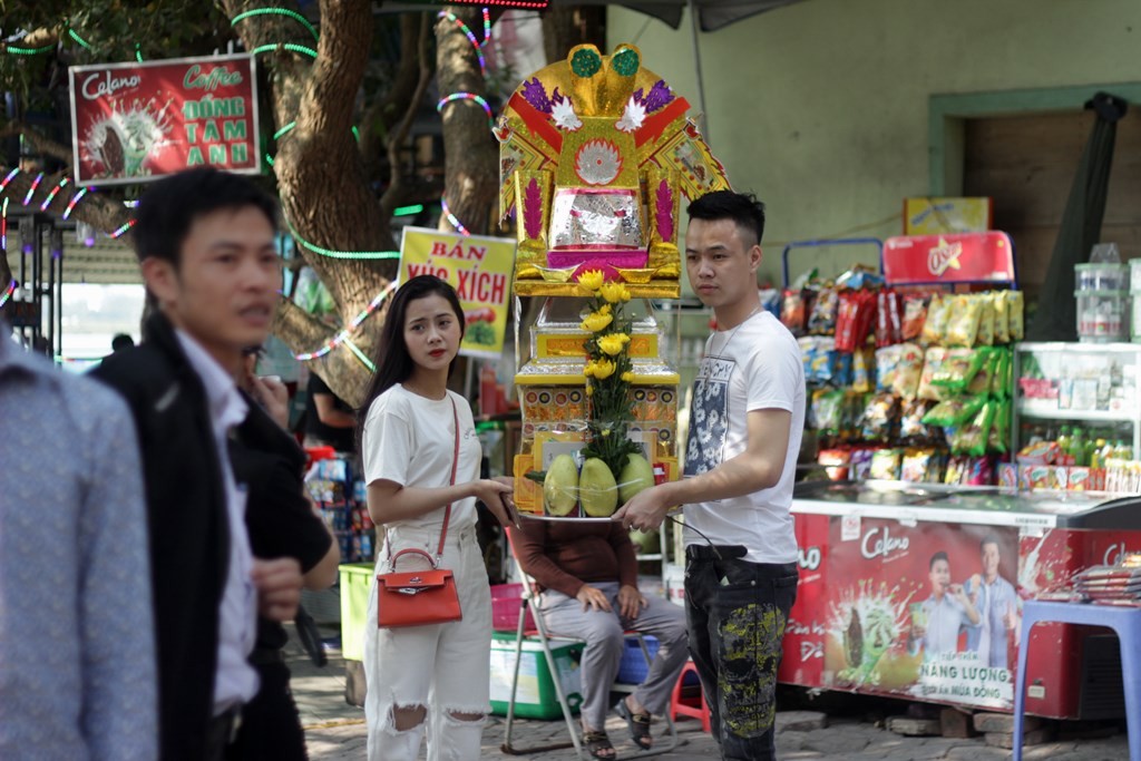 Văn hoá - Du khách “chê” hòm công đức của nhà chùa, nhét tiền vào khe cửa để… có lộc