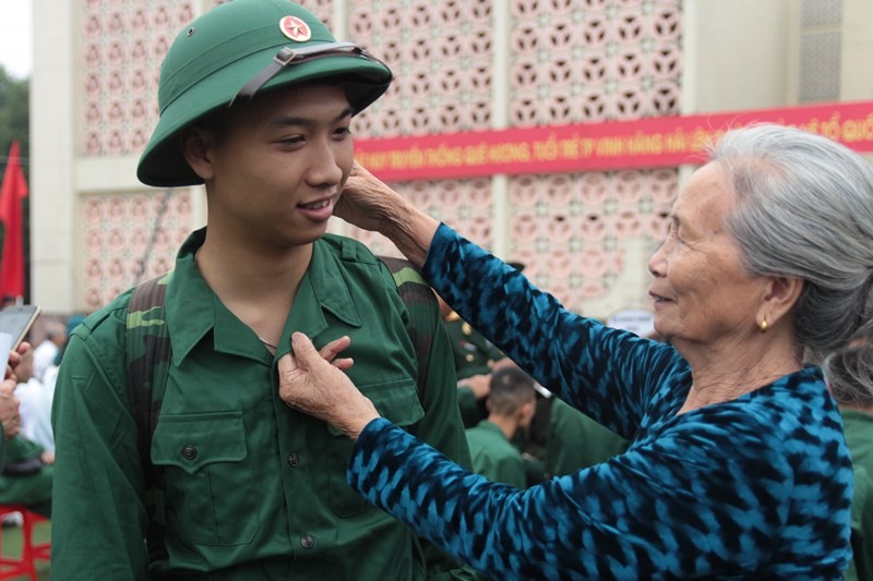 Tin nhanh - Bịn rịn phút giây chào con lên đường nhập ngũ của ông bố trẻ (Hình 3).