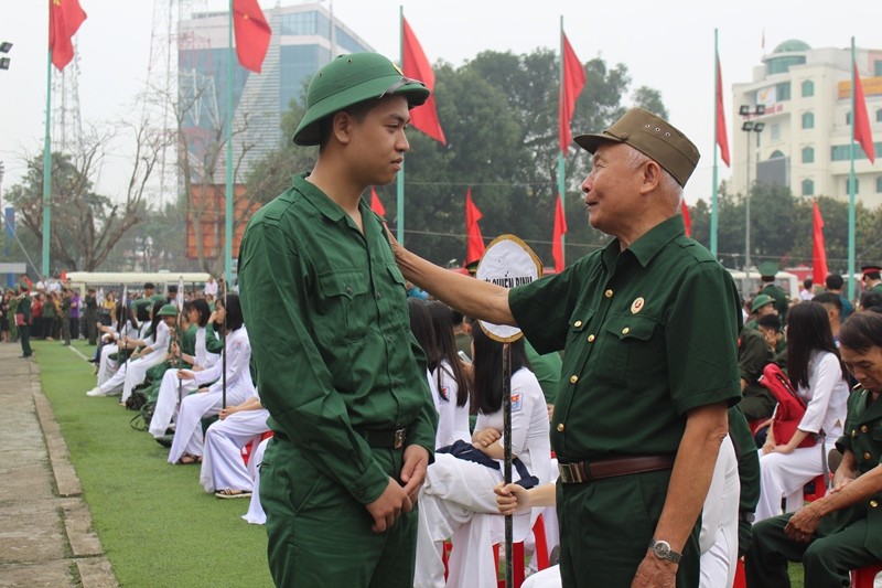 Tin nhanh - Bịn rịn phút giây chào con lên đường nhập ngũ của ông bố trẻ