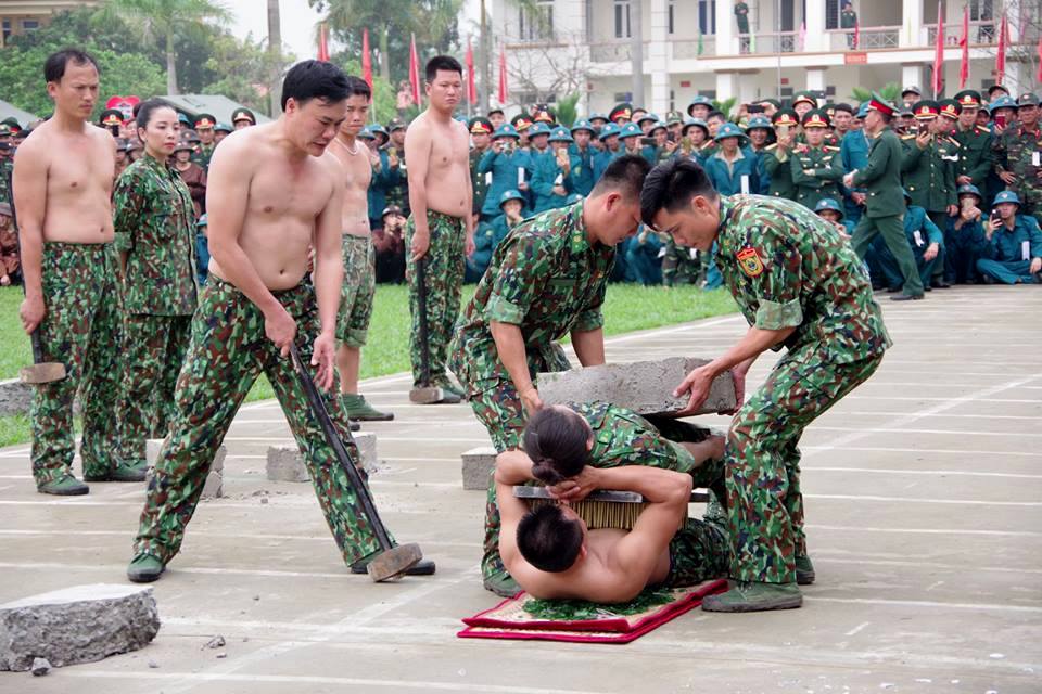 Tin nhanh - Thót tim màn búa tạ đập bê tông trên người nữ trinh sát biên phòng xinh đẹp (Hình 2).