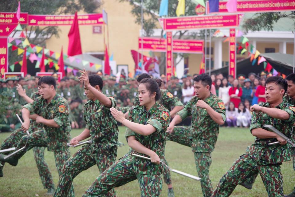 Tin nhanh - Thót tim màn búa tạ đập bê tông trên người nữ trinh sát biên phòng xinh đẹp (Hình 4).