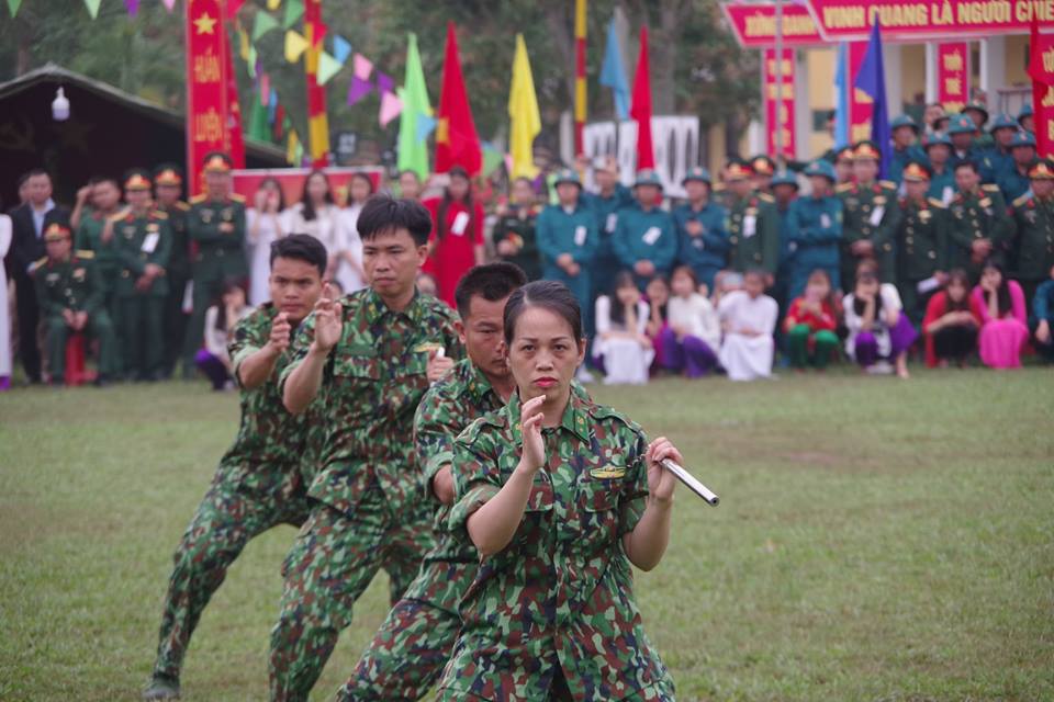 Tin nhanh - Thót tim màn búa tạ đập bê tông trên người nữ trinh sát biên phòng xinh đẹp (Hình 5).