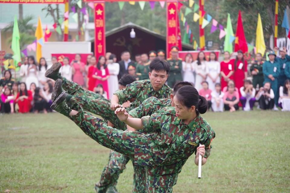 Tin nhanh - Thót tim màn búa tạ đập bê tông trên người nữ trinh sát biên phòng xinh đẹp (Hình 6).