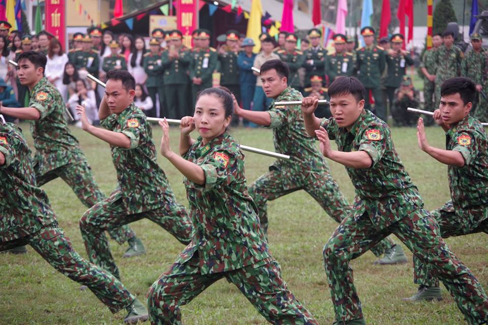 Tin nhanh - Thót tim màn búa tạ đập bê tông trên người nữ trinh sát biên phòng xinh đẹp (Hình 7).