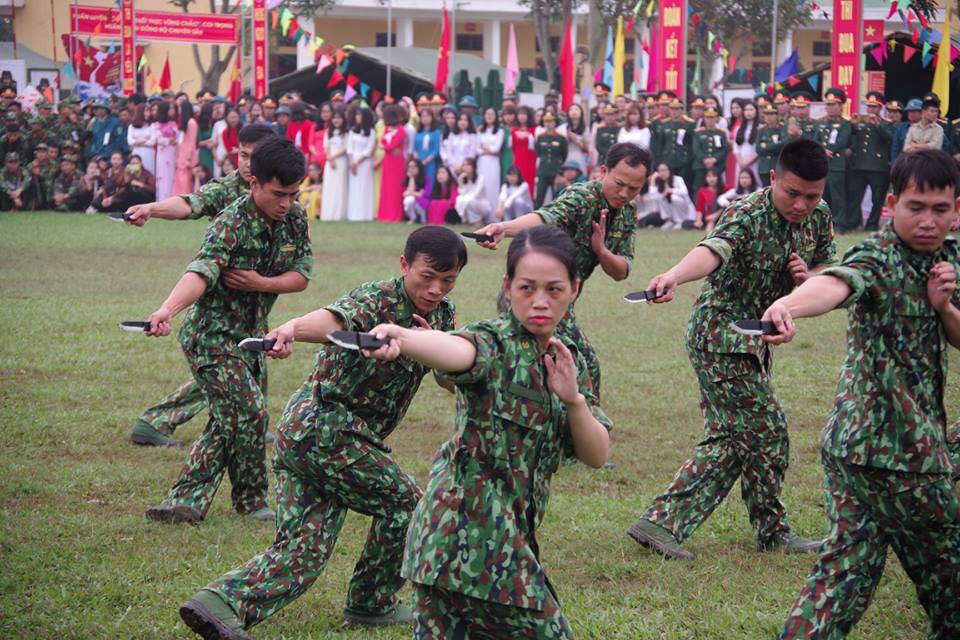 Tin nhanh - Thót tim màn búa tạ đập bê tông trên người nữ trinh sát biên phòng xinh đẹp (Hình 8).