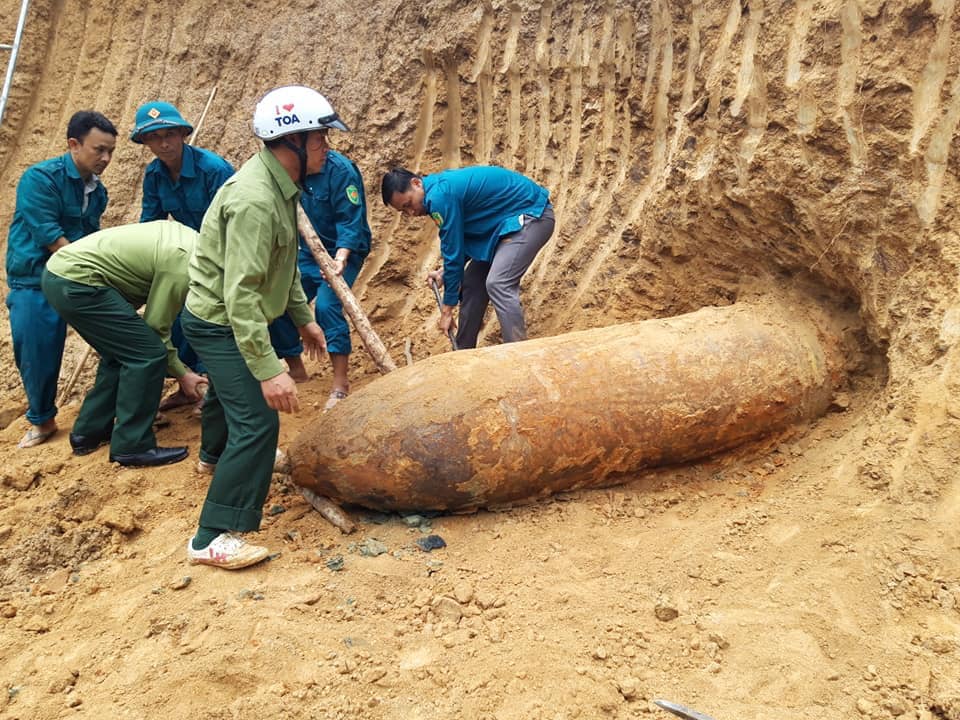 Tin nhanh - Quả bom “khủng” nặng 1,3 tấn trong vườn nhà dân