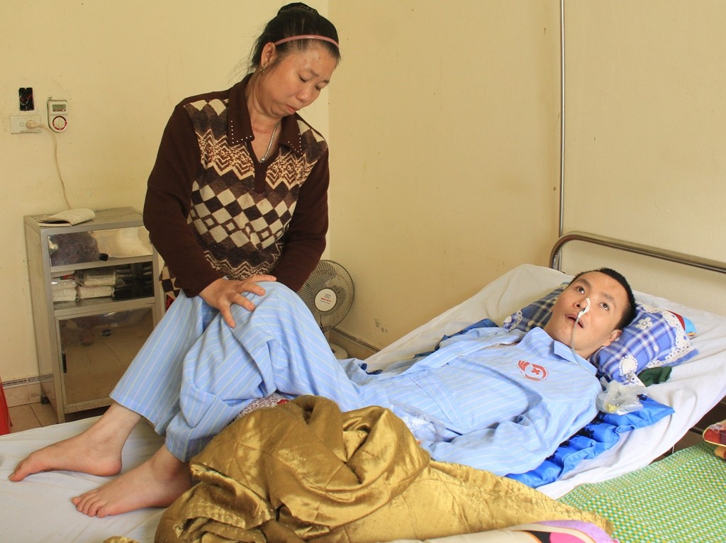 Gia đình - Nghị lực của người mẹ 7 năm ròng nhặt ve chai chăm con ở bệnh viện